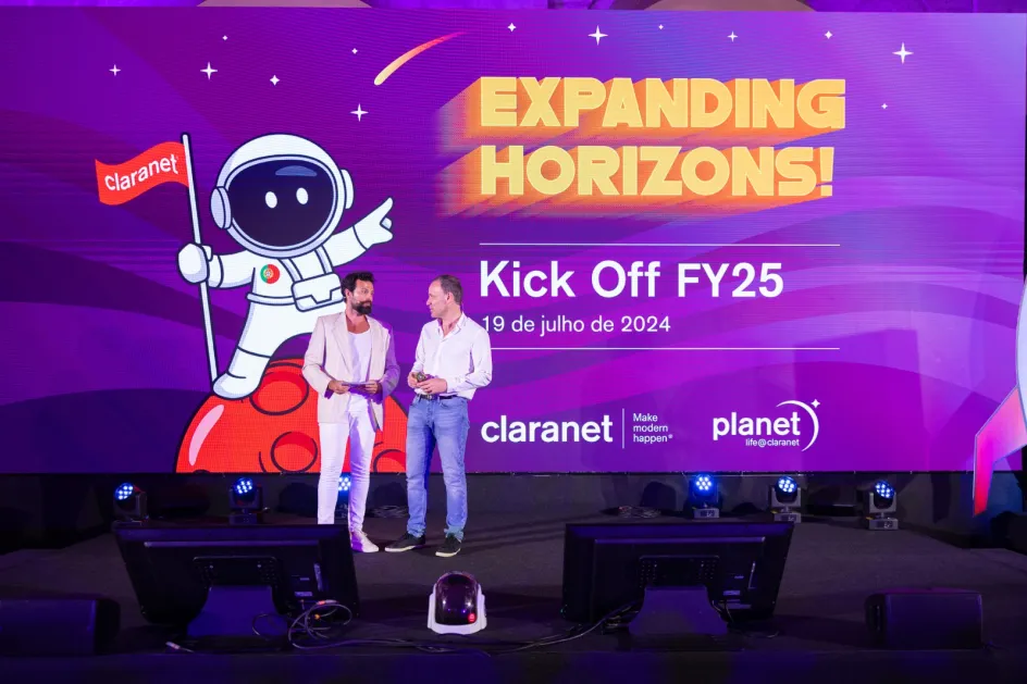 António Miguel Ferreira, CEO da Claranet Portugal, partilha o palco com o radialista Rodrigo Gomes, no evento Kick Off FY25